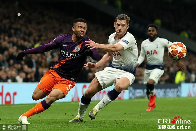 贝林厄姆：球员们100%支持阿隆索；没人放弃、抱怨或发牢骚（贝林厄姆：全队100%力挺阿隆索，无人放弃也无人抱怨）