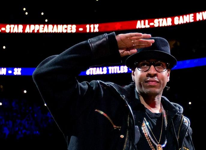 拿来吧你！柏林赫塔球员一把抢过对手教练给球员的战术小纸条（赛场突发：柏林赫塔球员当众夺走对方教练递给球员的战术纸条）