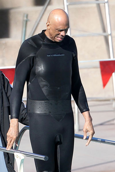 热议汪士钦红牌：对方踢人很隐蔽；染红动作太业余，狂性大发（汪士钦红牌引热议：对手隐蔽踢人遭质疑，染红举动显业余且情绪失控）