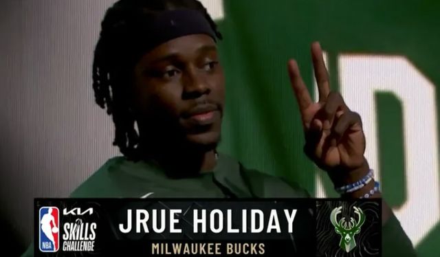 前锋远射破门，全场欢呼（前锋一脚远射破网，全场沸腾）