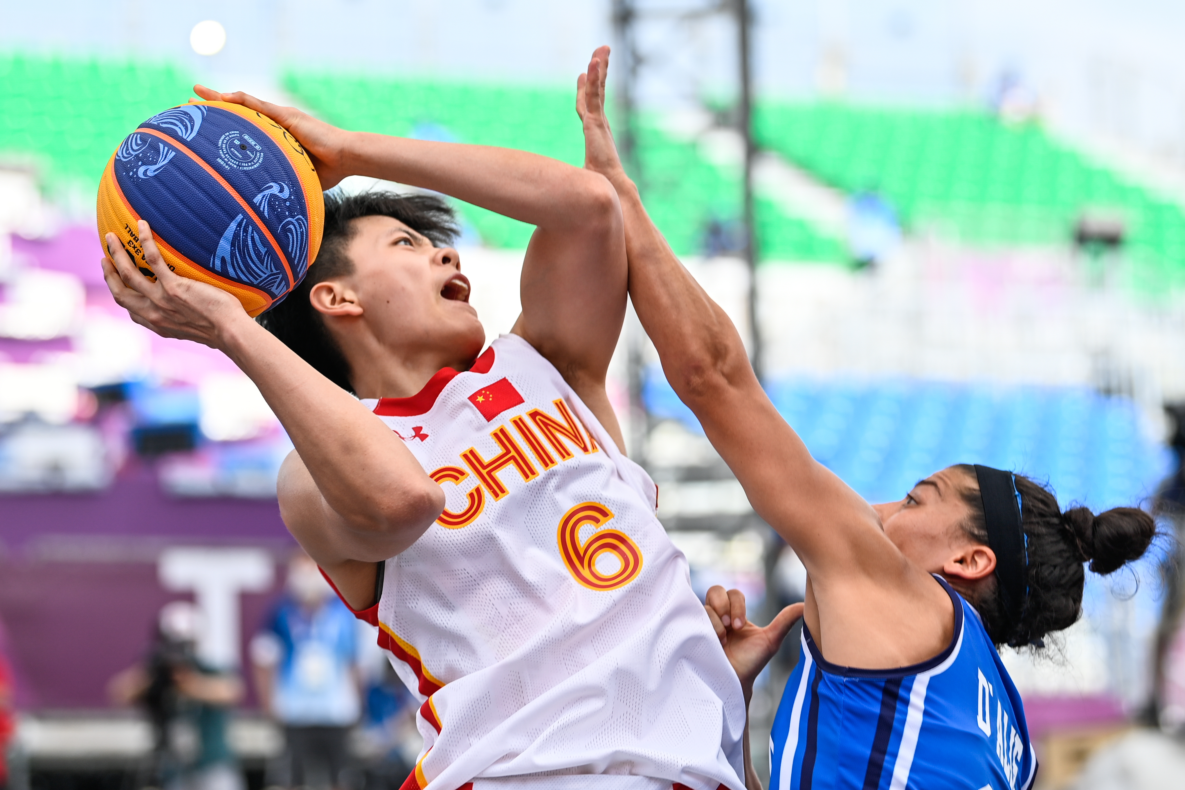 足坛狂欢一夜！欧冠7冠王3-2大逆转登顶意甲，红魔4-1大胜中资球队升第6（今夜足坛沸腾：欧冠七冠王3-2逆转登顶意甲，红魔4-1大胜中资俱乐部升至第6）