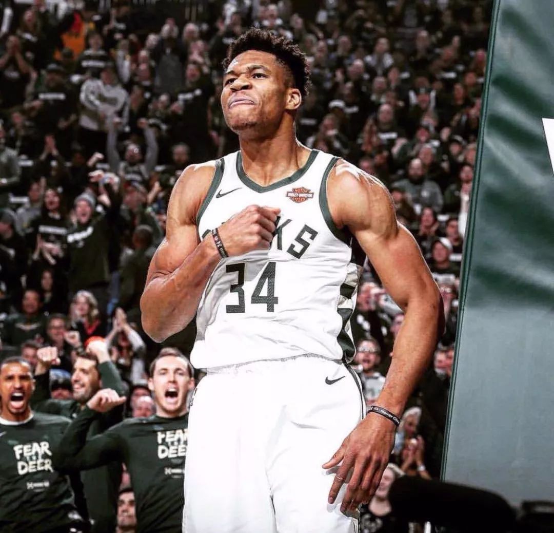 英媒：费迪南德称卢克-肖在曼联有重要地位，他需要证明自己（英媒：费迪南德认为卢克-肖在曼联举足轻重，但仍需自我证明）