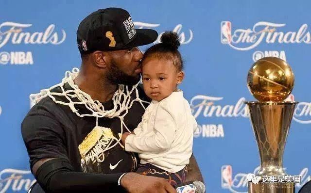 齐达内：在上海见到一个优秀的年轻人，球打得着实可以！（齐达内：上海遇见一位出色新秀，球技确实了得！）