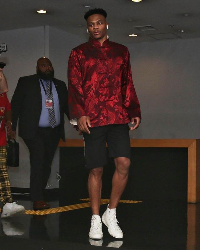 随着水晶宫2-1，西汉姆1-1，英超最新积分榜出炉：大黑马逼近榜首（英超积分更新：水晶宫2-1告捷、西汉姆1-1，大黑马紧逼榜首）