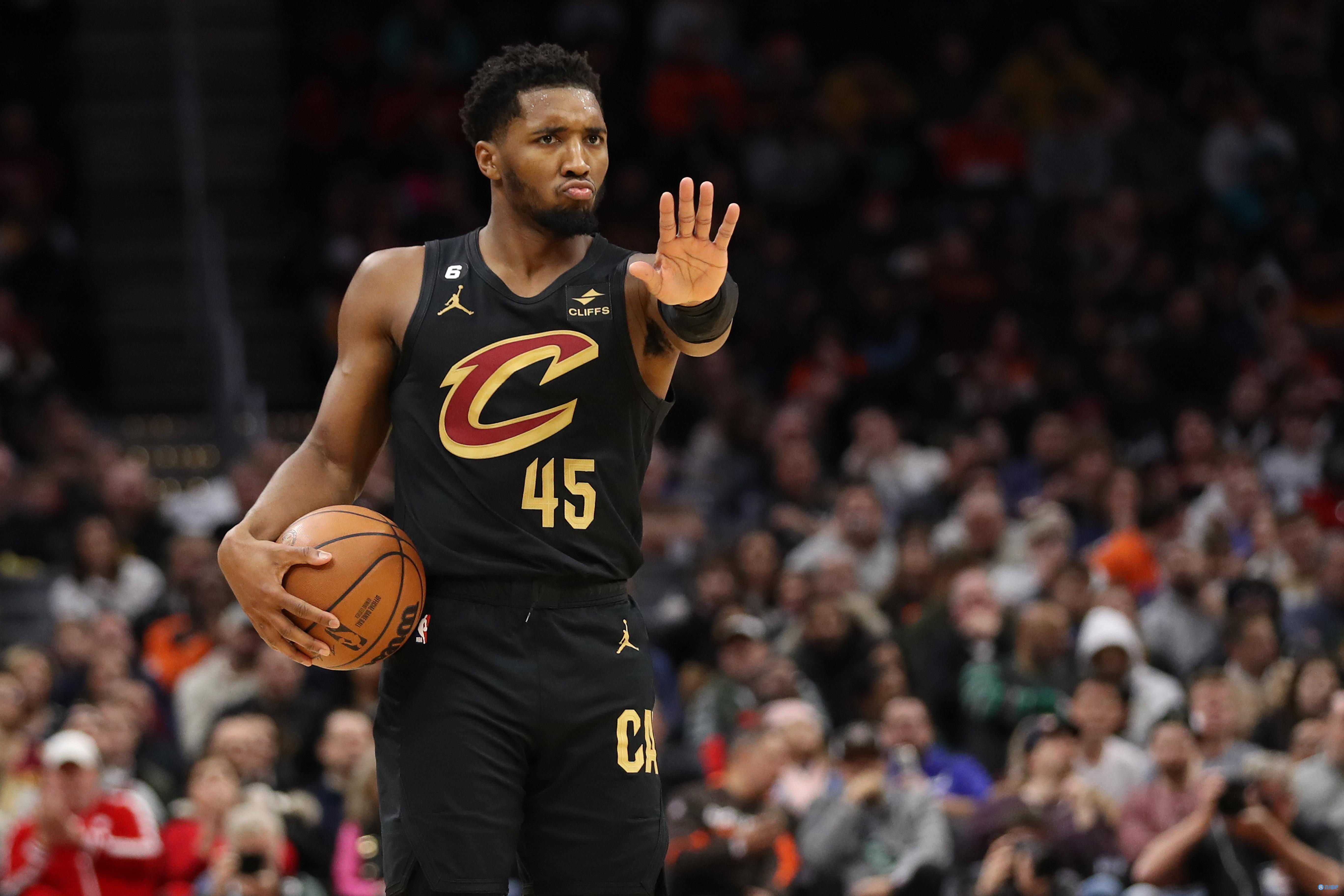 威少本赛季首发时场均接近15+8+8，高于赛季平均数据（威少本季先发场均近15+8+8，优于赛季场均）